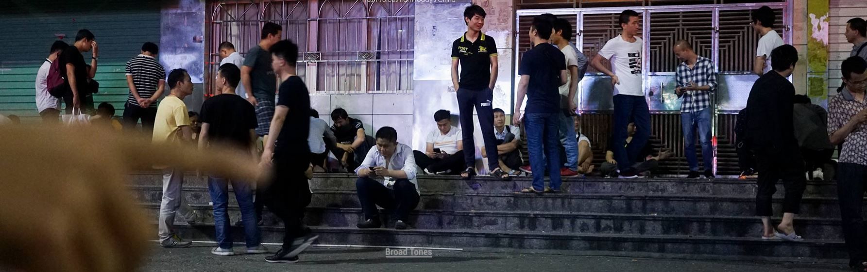 Sitzen, essen, auf den Tod warten: Leben im Shenzhen-Bienenstock