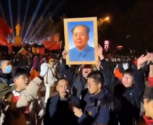 "Es lebe der Vorsitzende Mao!"
