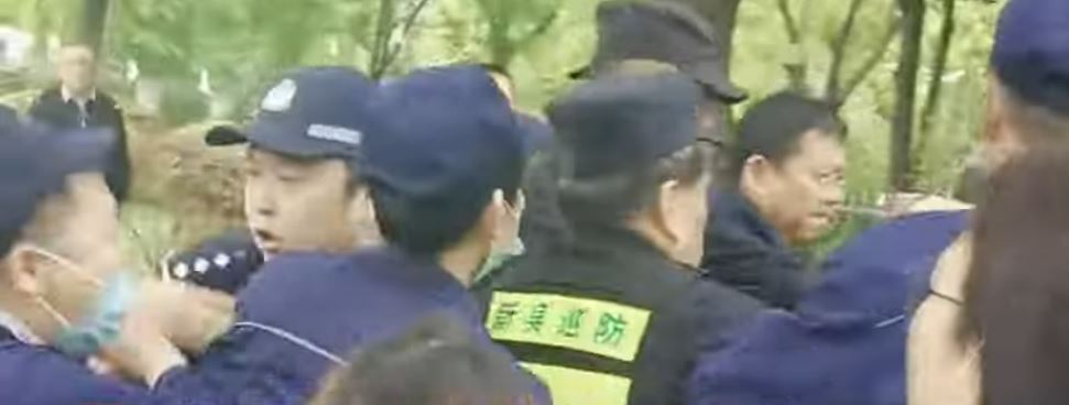 Polizeieinsatz bei Streik von 2000 Arbeitern der Suntech Fabrik in Wuxi