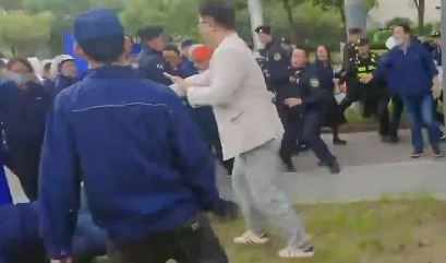 Polizeieinsatz bei Streik von 2000 Arbeitern der Suntech Fabrik in Wuxi