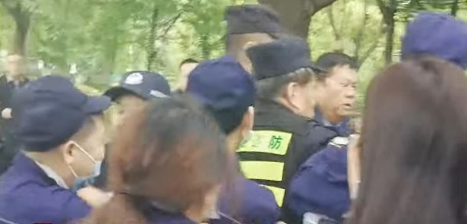 Polizeieinsatz bei Streik von 2000 Arbeitern der Suntech Fabrik in Wuxi