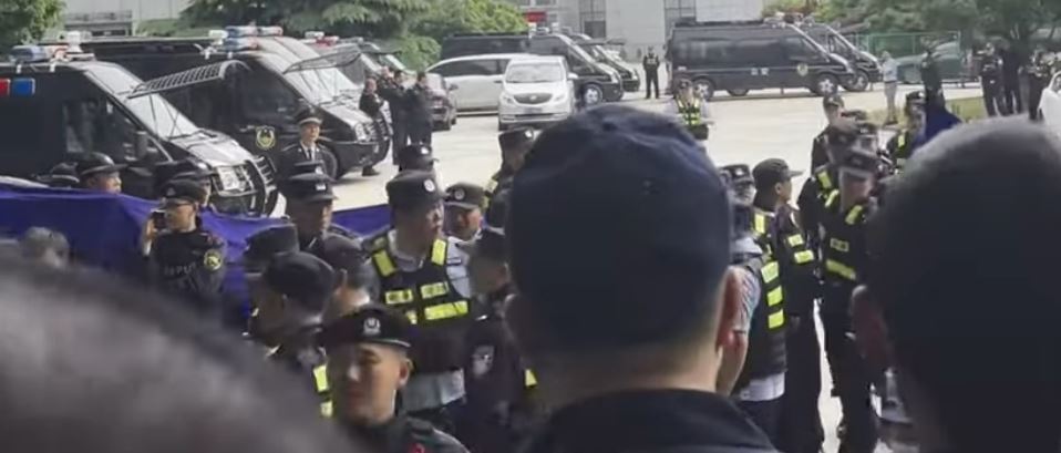 Polizeieinsatz bei Streik von 2000 Arbeitern der Suntech Fabrik in Wuxi